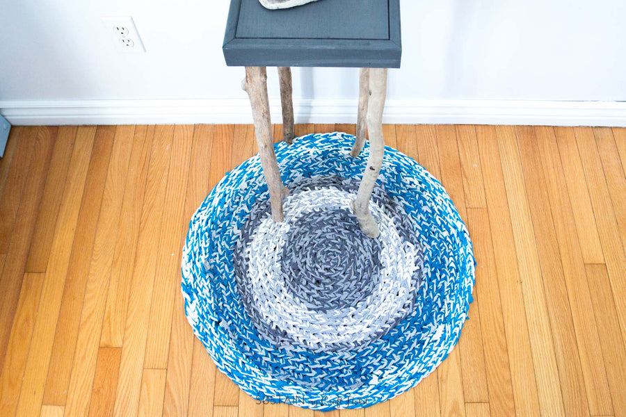 DIY RAG RUG: HOW TO FINGER CROCHET A CIRCULAR T SHIRT RUG